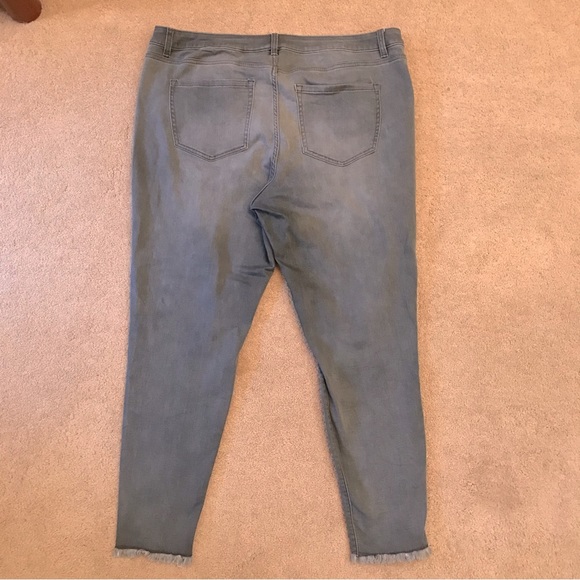 Lane Bryant Mid Rise Super Stretch Skinny Jeans Womens Size 20 Grey Distressed - Picture 3 of 14